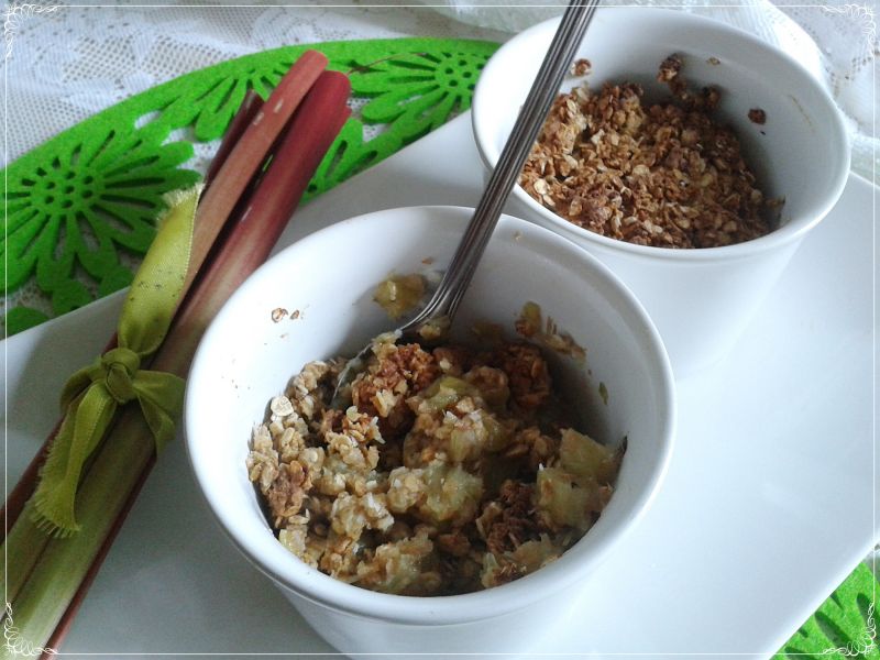Dietetyczne crumble z rabarbarem 