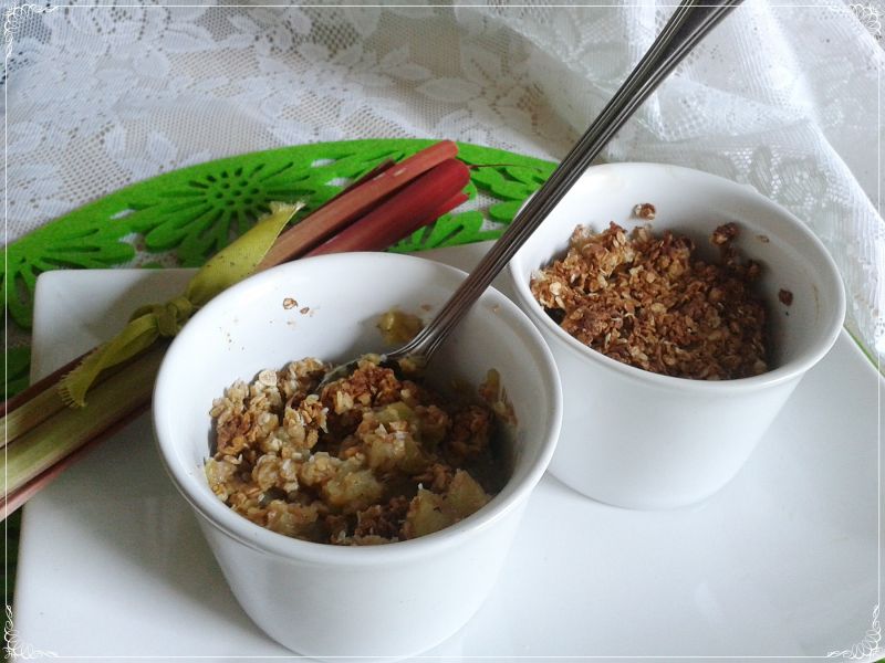 Dietetyczne crumble z rabarbarem 