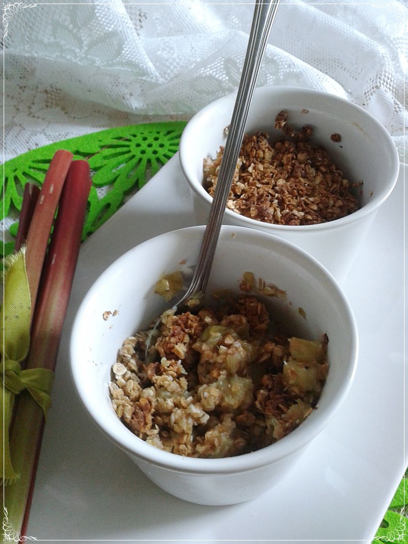 Dietetyczne crumble z rabarbarem 