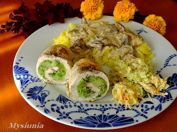 Dietetyczne roladki drobiowe z brokułem Dietetyczne roladki drobiowe z brokułem