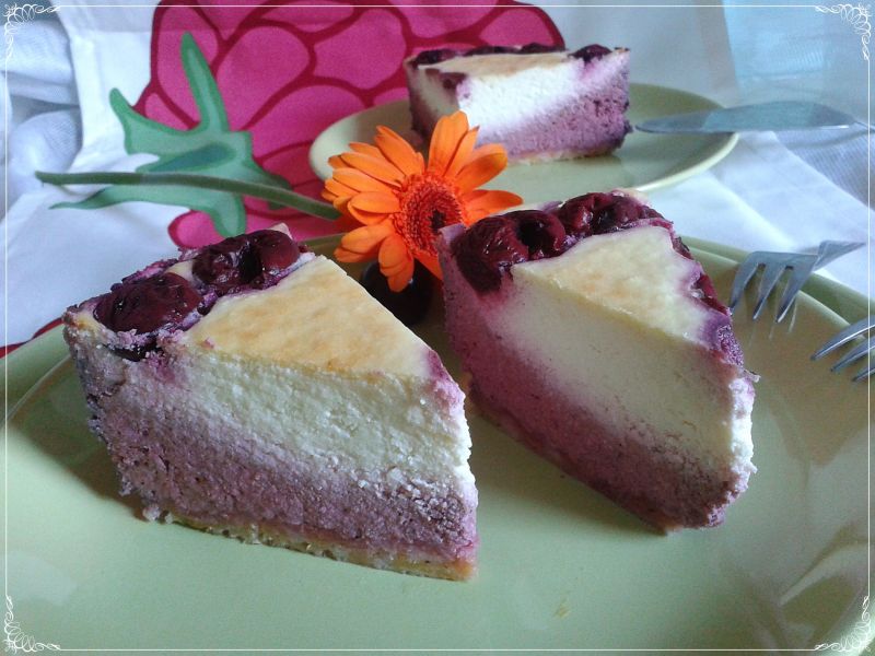 Dietetyczny dwukolorowy sernik wiśniowy