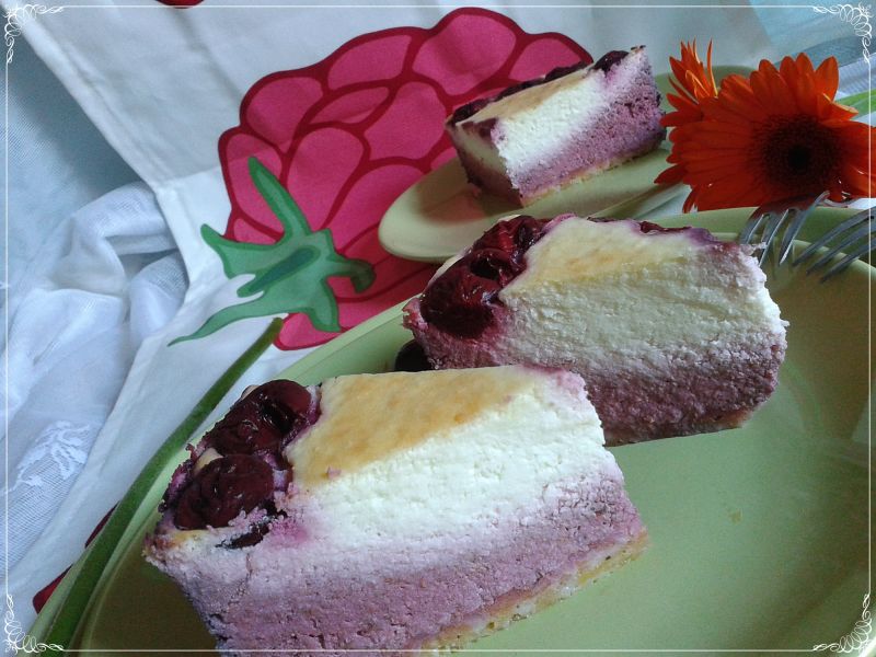 Dietetyczny dwukolorowy sernik wiśniowy