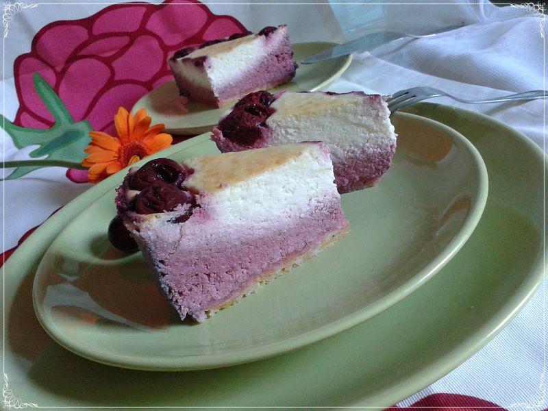 Dietetyczny dwukolorowy sernik wiśniowy