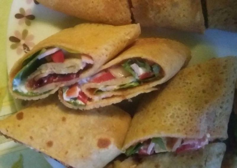 dietetyczny naleśnik-tortilla z sałatą