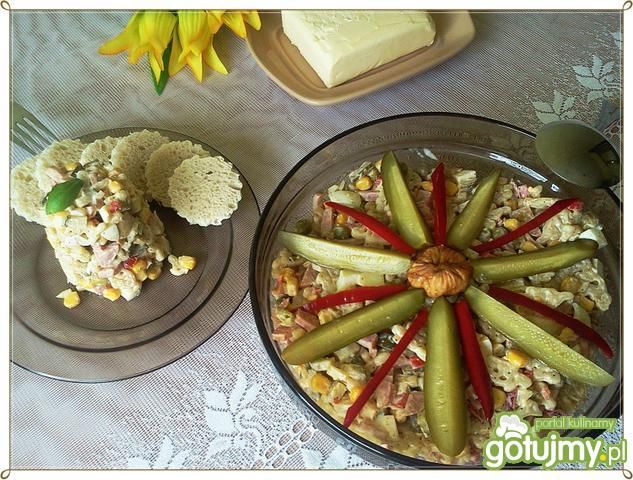 Dinozaurowa sałatka z kiełbaską Dinozaurowa sałatka z kiełbaską