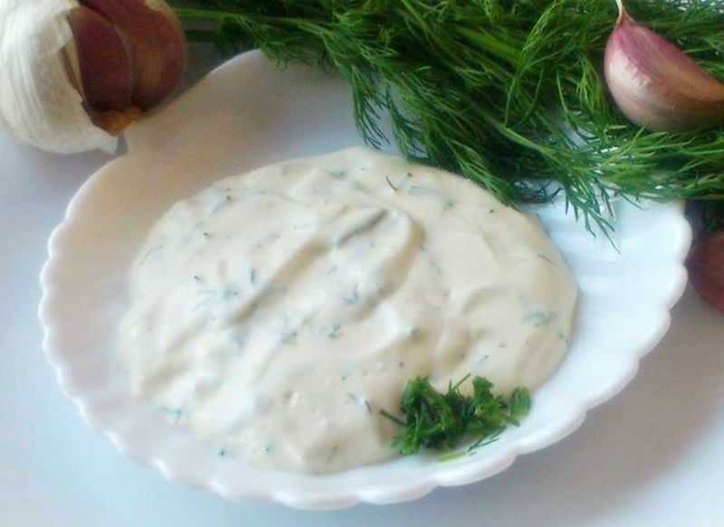 Dip czosnkowo-koperkowy