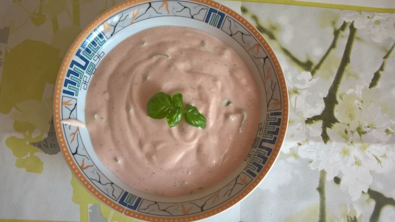 Dip jogurtowo-ketchupowy z bazylią