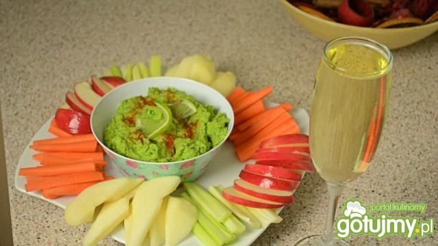 Dip z zielonego groszku i crudités