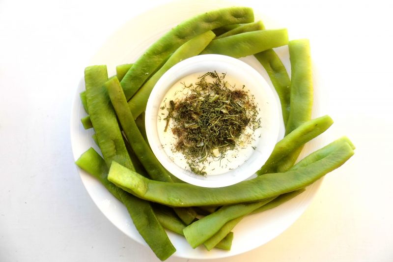 Długa zielona fasolka z sosem czosnkowym