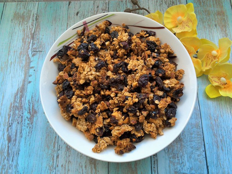 Domowa granola z bakaliami i miodem