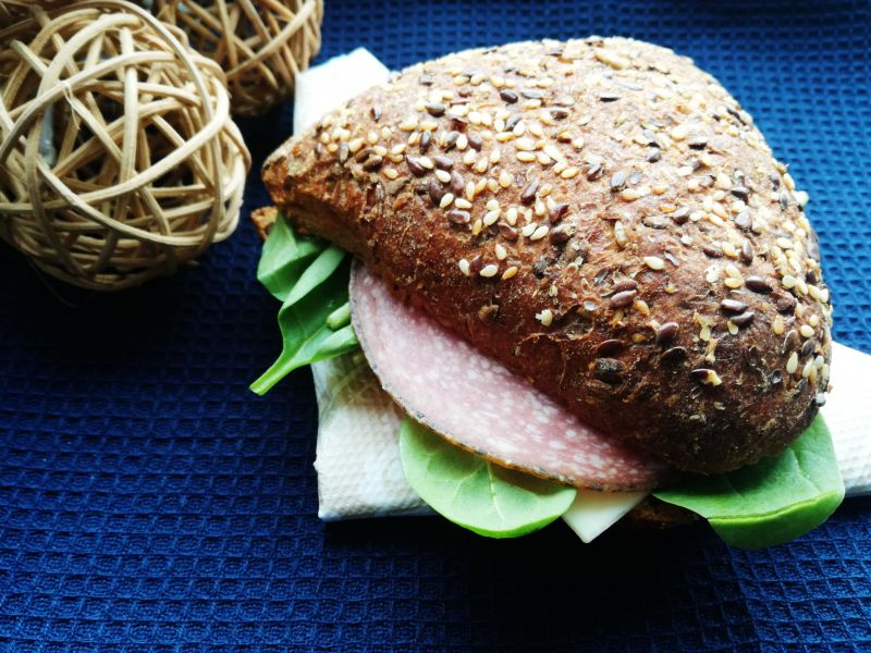 Domowa kanapka z salami