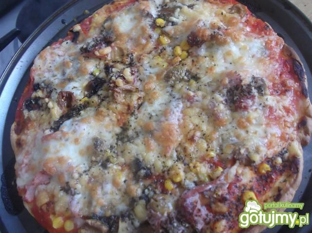 domowa pizza na cienkim cieście