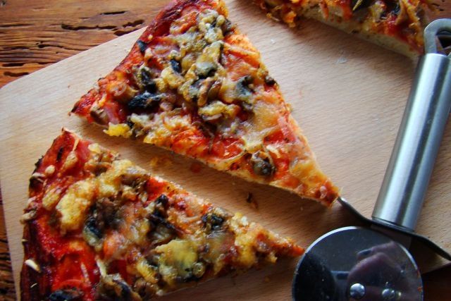Domowa pizza na cieście z ziołami  Domowa pizza na cieście z ziołami