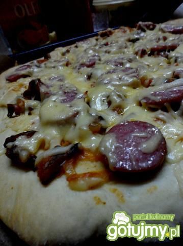 Domowa pizza na grubym cieście Domowa pizza na grubym cieście
