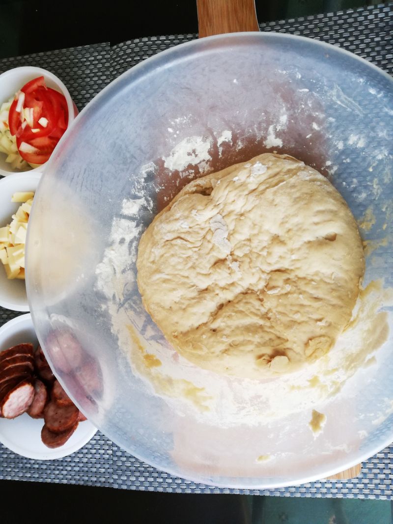 Domowa pizza na suchych drożdżach Domowa pizza na suchych drożdżach