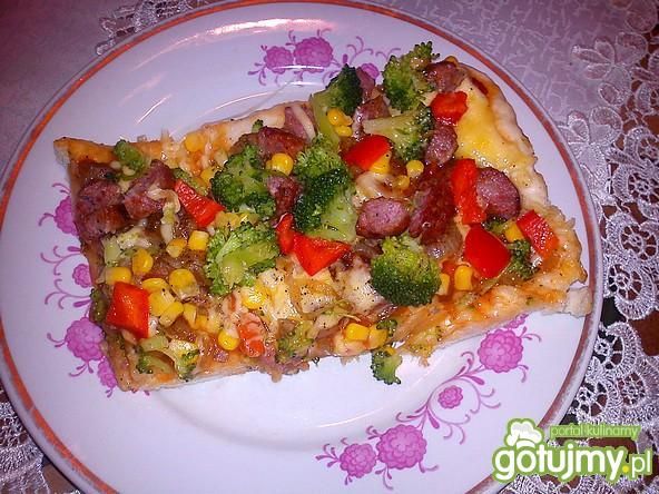 Domowa pizza z brokułem Domowa pizza z brokułem