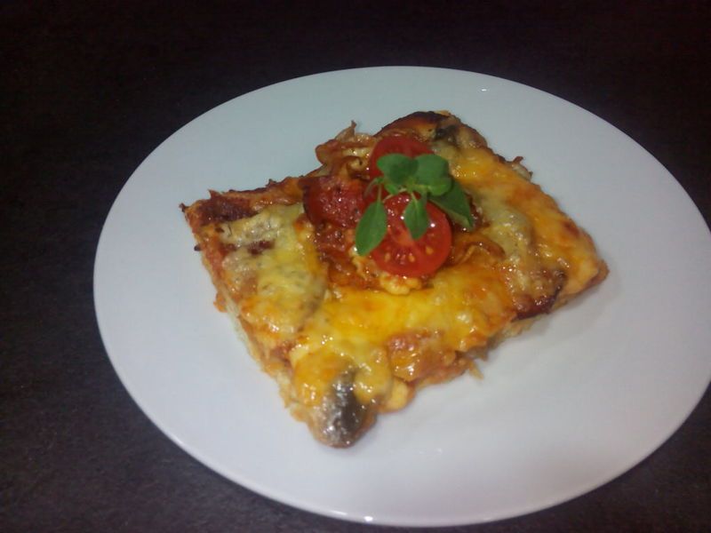 Domowa pizza z chrupiącym boczkiem Domowa pizza z chrupiącym boczkiem