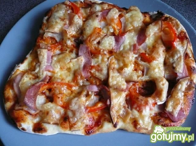 Domowa pizza z dwoma rodzajami szynki Domowa pizza z dwoma rodzajami szynki