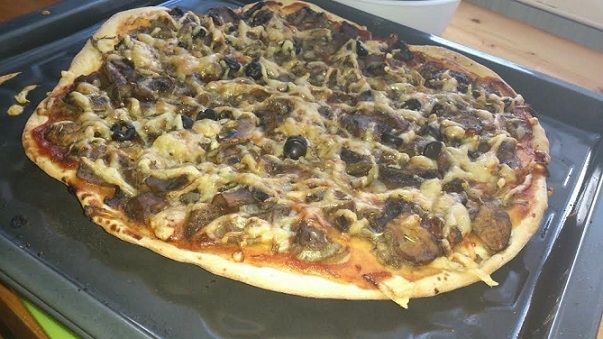 Domowa pizza z oliwkami