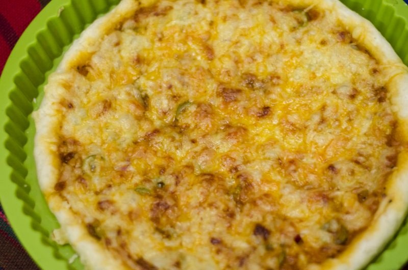 Domowa pizza z oliwkami, szynką i kukurydzą