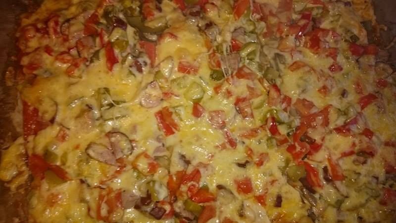 Domowa pizza z róznymi składnikami