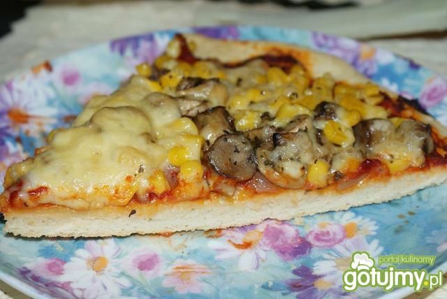Domowa pizza z szynką i pieczarkami.....
