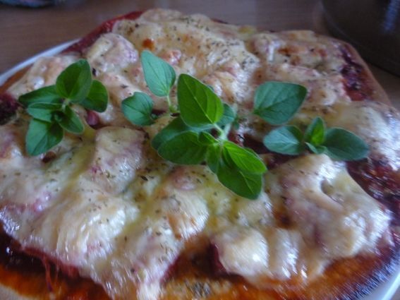 Domowa pizza z szynką i warzywami Domowa pizza z szynką i warzywami