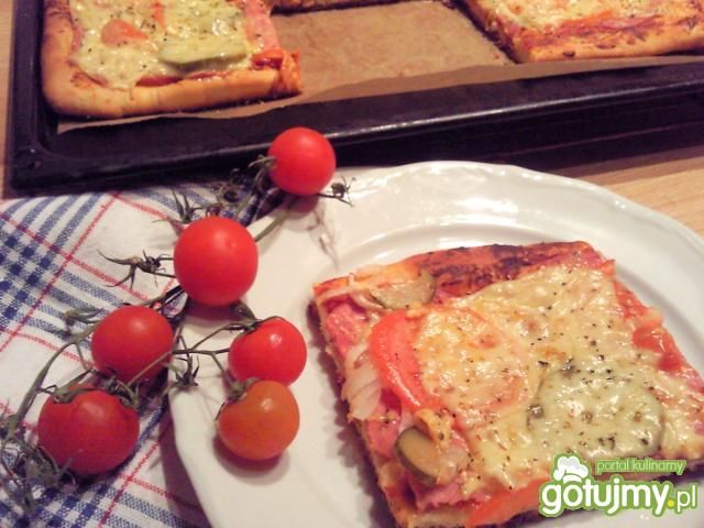 Domowa pizza z własnymi dodatkami