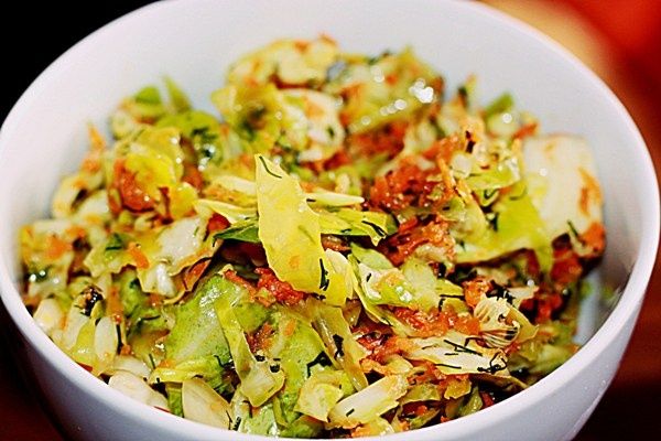 Domowa sałatka z młodej kapusty