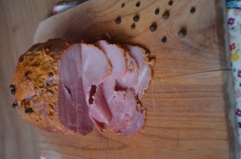 Domowa szynka z chrzanową skorupką