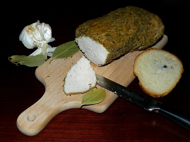 Domowa szynka z rozmarynem