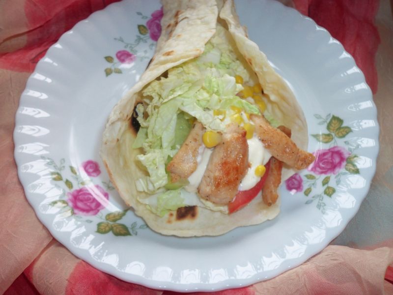 Domowa tortilla z filetem z kurczaka i warzywami