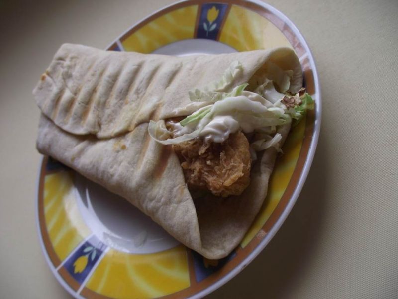 Domowa tortilla z kapustą pekińską i kurczakiem  Domowa tortilla z kapustą pekińską i kurczakiem