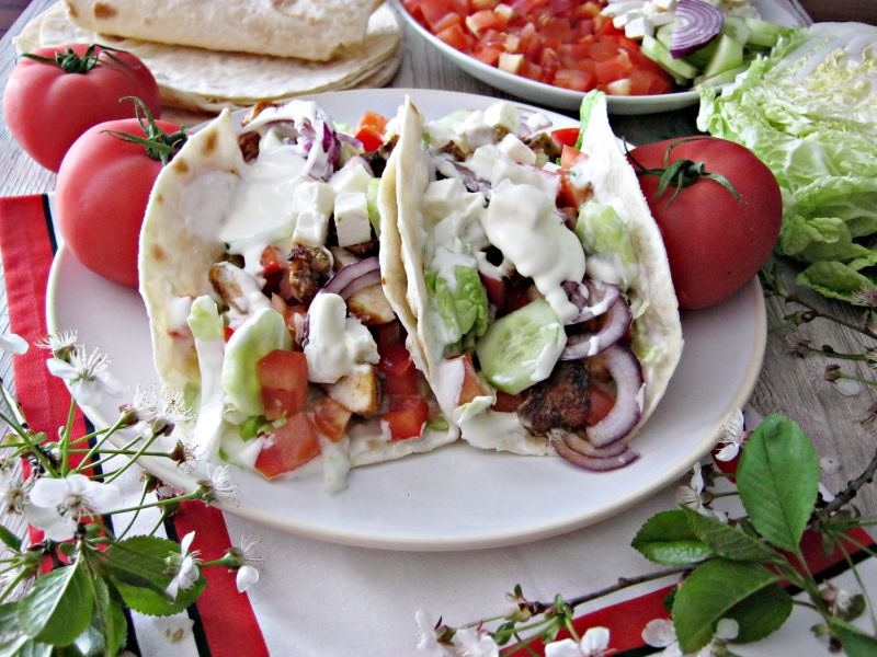 Domowa tortilla z miodowym kurczakiem i warzywami Domowa tortilla z miodowym kurczakiem i warzywami