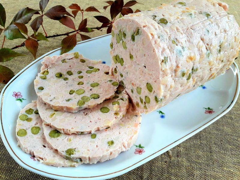 Domowa wędlina z indyka z zielonym groszkiem 