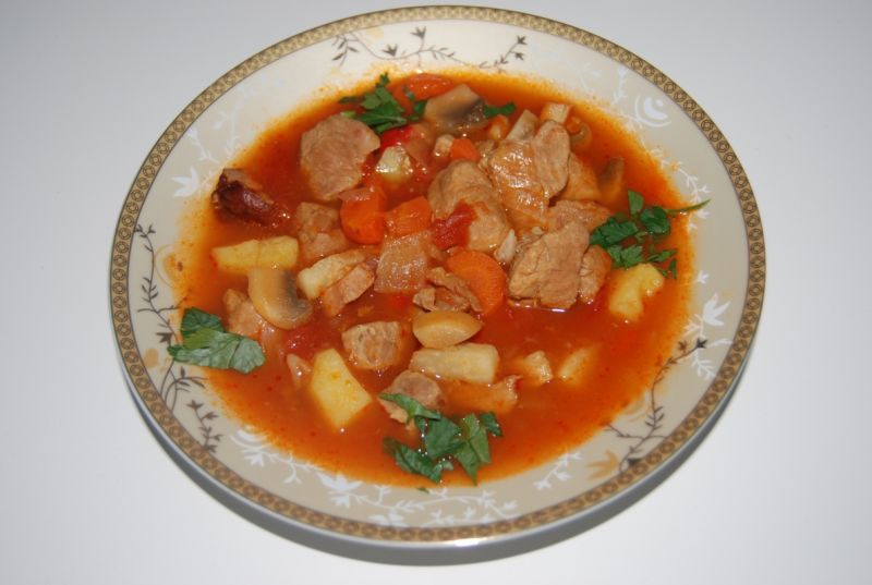Domowa zupa gulaszowa Domowa zupa gulaszowa