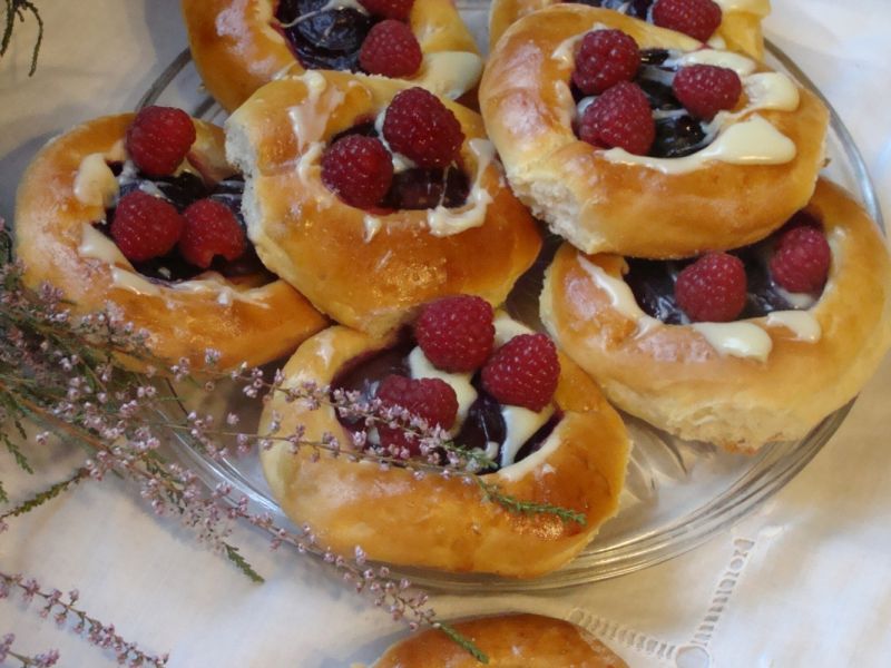 Domowe bułeczki ze śliwkami 