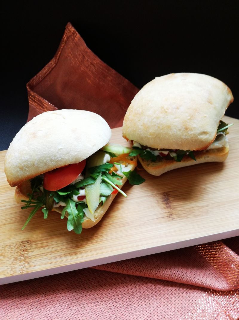 Domowe burgery z fetą i mięsem wołowym