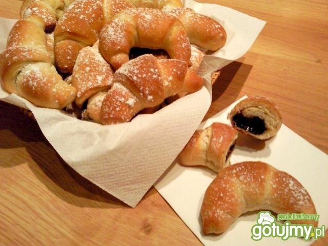 Domowe drożdżowe rogaliki z czekoladą