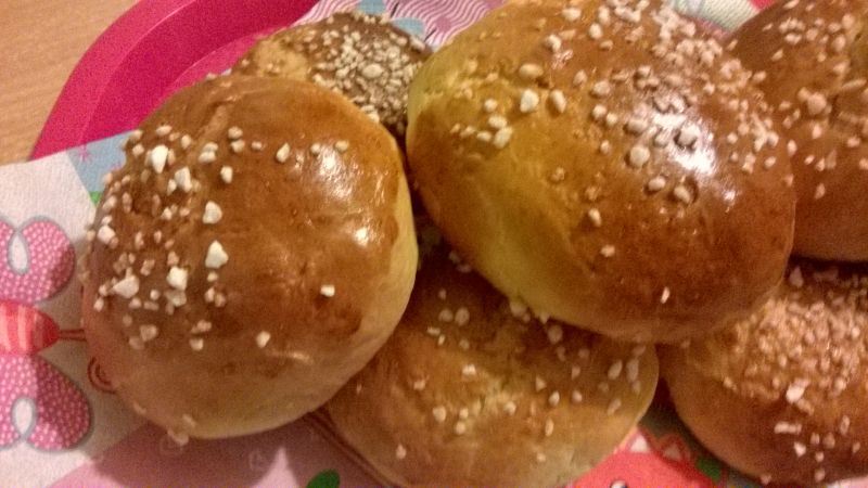 Domowe drożdżówki z marmoladą Domowe drożdżówki z marmoladą