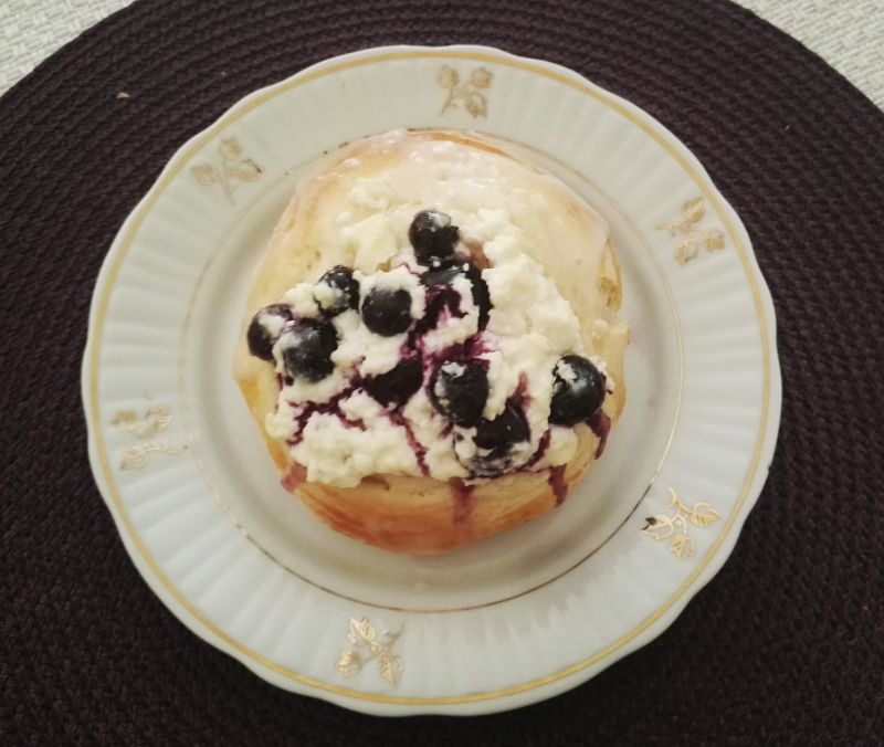 Domowe drożdżówki z serem i borówkami