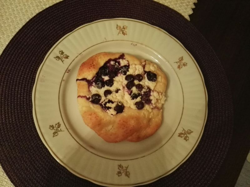 Domowe drożdżówki z serem i borówkami