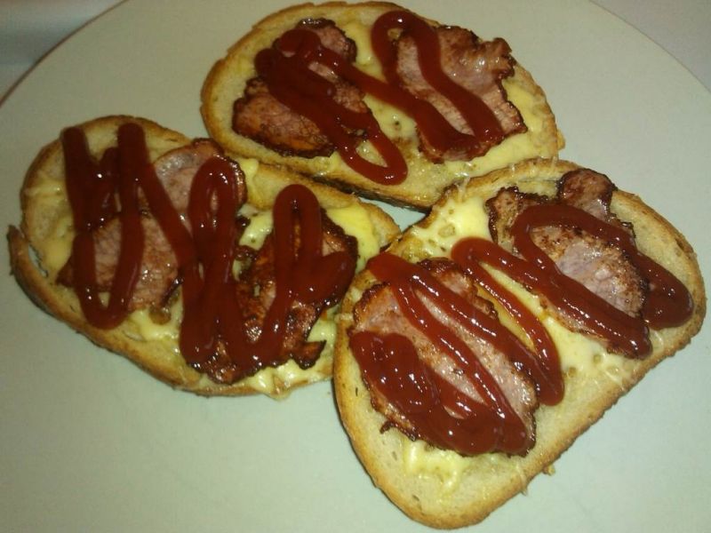 Domowe grzanki z szynka i żółtym serem - z patelni Domowe grzanki z szynka i żółtym serem - z patelni