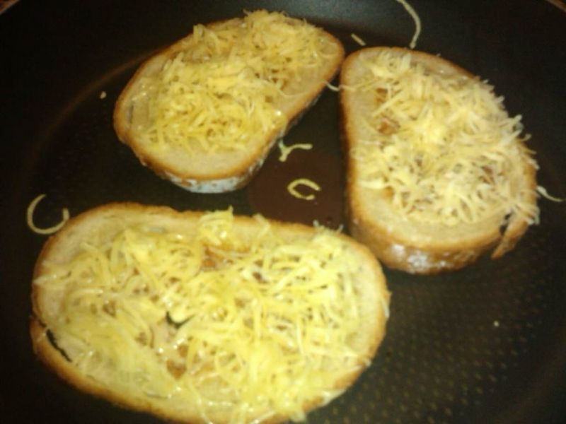 Domowe grzanki z szynka i żółtym serem - z patelni