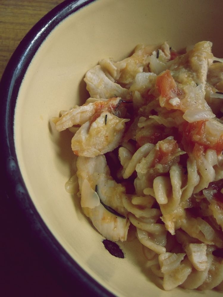 Domowe łazanki z kurczakiem i pomidorem