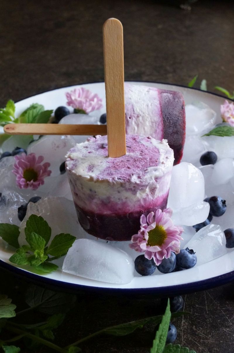 Domowe lody jogurtowo-borówkowe bez jajek