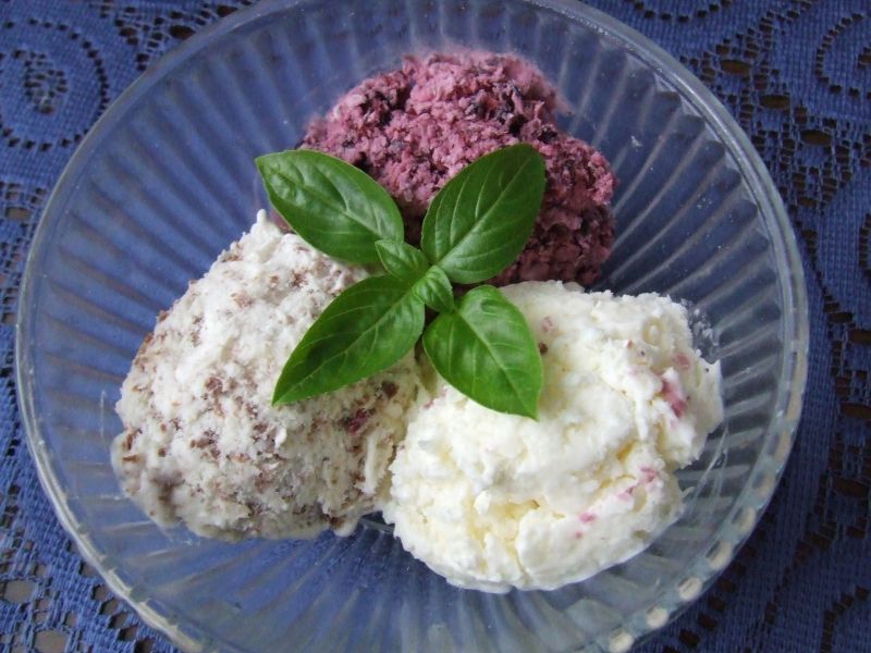 Domowe lody kokosowe, straciatella i jeżynowe Domowe lody kokosowe, straciatella i jeżynowe