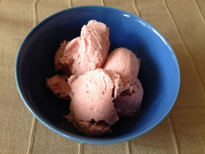 Domowe lody malinowe