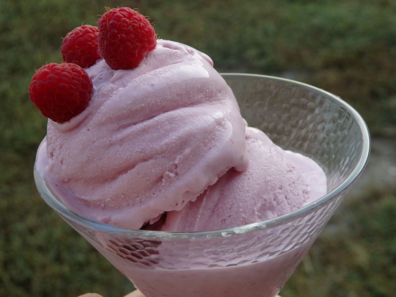 Domowe lody malinowe