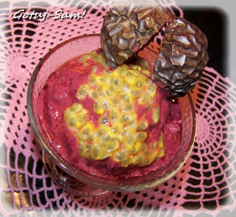 Domowe lody truskawkowe z marakują